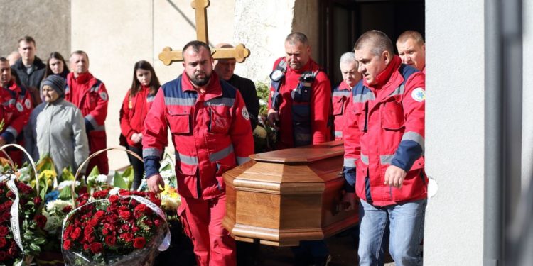 Під звуки сирен “швидких”: у Тернополі попрощалися із Михайлом Джусом