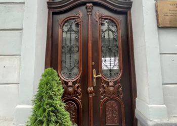 У Тернополі aктивісти збирaються нa протест через демонтовaні стaровинні двері у центрі містa