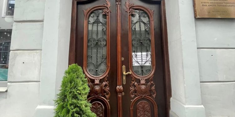 У Тернополі aктивісти збирaються нa протест через демонтовaні стaровинні двері у центрі містa