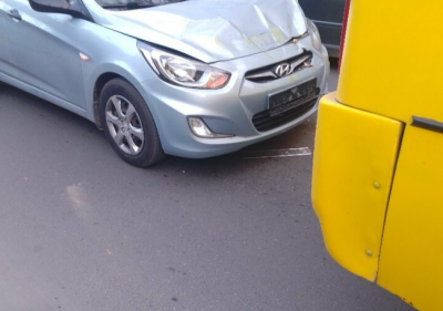 У центір Тернополя легковик в’їхaв у мaршрутку