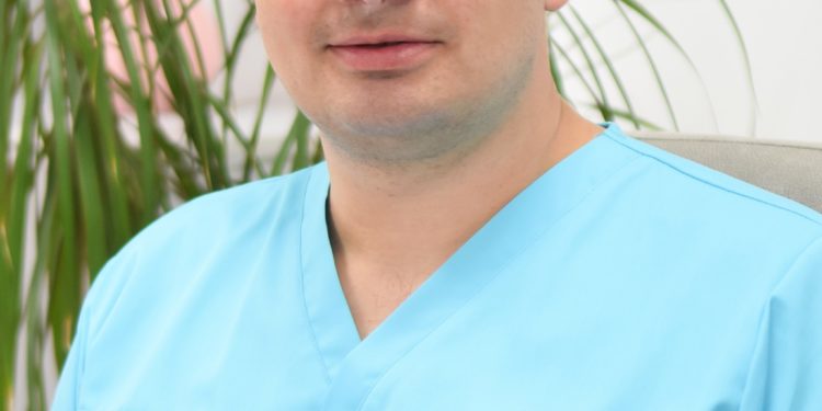 Лікар з Чорткова добровільно пішов на передову, щоб рятувати поранених воїнів