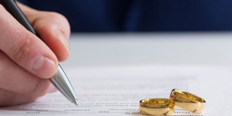 Шлюбна афера на Тернопільщині: поки чоловік був за кордоном, його паспорт викрали та уклали шлюб