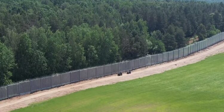 Польща завершила будівництво стіни на кордоні з білоруссю