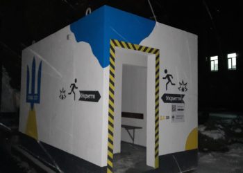 Вночі у Тернополі встановили перше бетонне укриття поблизу зупинки громадського транспорту