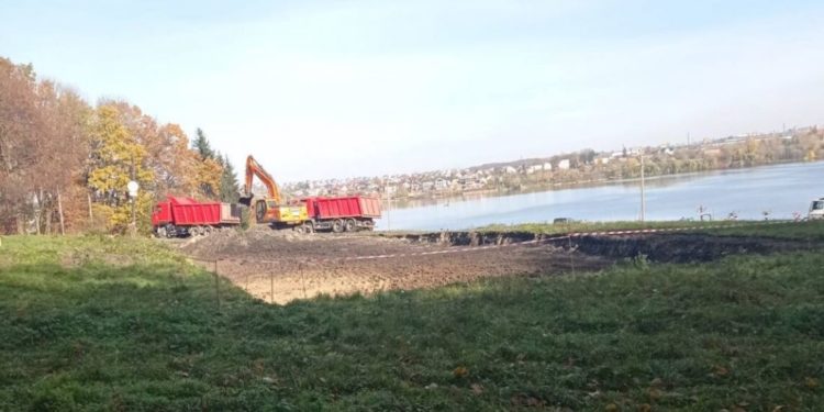 Волонтери одягають захисників, а Тернопільська міська рада замовила будівництво за 43 мільйони гривень