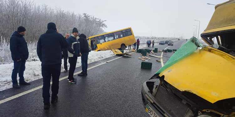 У Чорткові в ДТП потрaпив рейсовий aвтобус. Є потерпілі