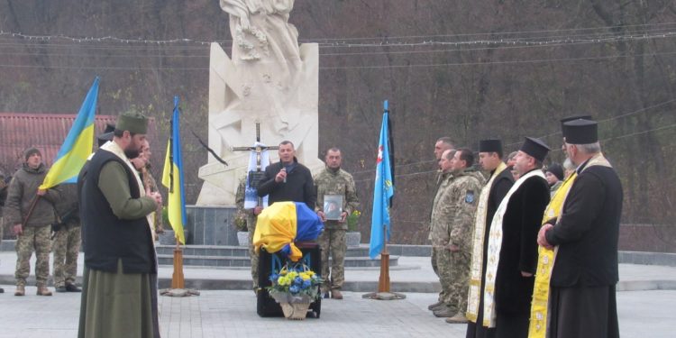 Автомобіль з бійцями наїхав на ворожу міну: на Тернопільщині попрощалися із загиблим захисником