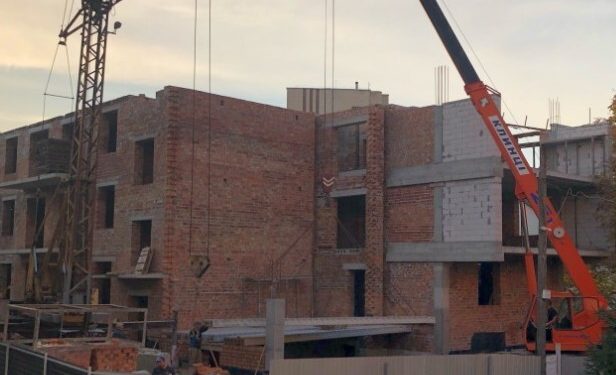 Як у Тернополі індивідуальні будинки перетворюються на багатоквартирні