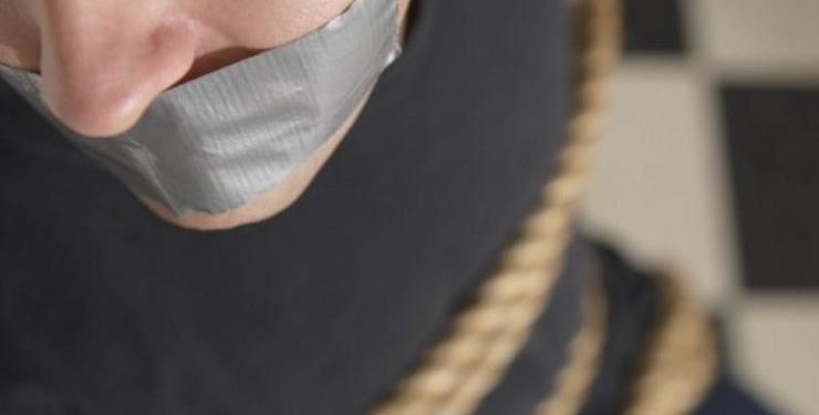 Одягнули чоловіку мішок на голову та били, щоб зізнався у злочині – у катуванні підозрюють 3 правоохоронців на Тернопільщині