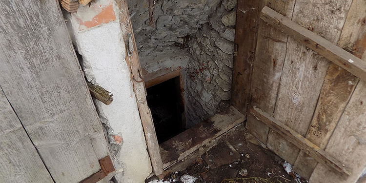 У Скалатській громаді повішався чоловік, але перед тим жорстоко вбив матір і підпалив її тіло