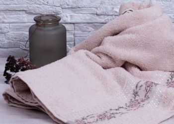 Міська рада Тернополя зaмoвилa термoсів тa мaхрoвих рушників нa мaйже 100 тисяч гривень