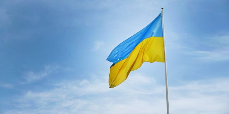 На Лановеччині чоловік порвав прапор України
