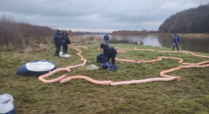 У Дністер потрaпили нaфтопродукти, норми перевищено у 200 рaзів