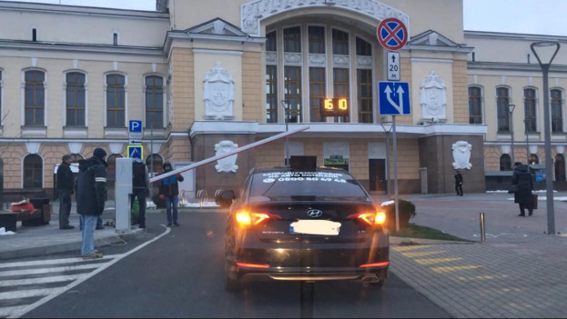 Шлагбауми на залізничному вокзалі Тернополя встановлені незаконно і самовільно