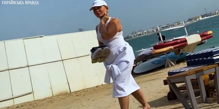 Під час війни лідерка партії «Батьківщина» Юлія Тимошенко “ніжиться” на пляжі в Дубаї