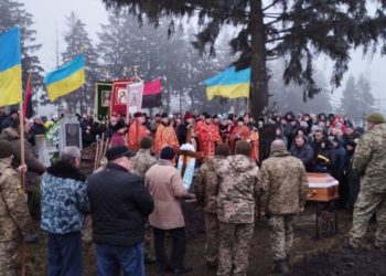 “Заради нас він віддав життя”, – на Тернопільщині поховали Героя