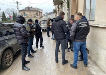 Зловили на хабарі: начальник відділу поліції на Тернопільщині вимагав 10 тис. грн