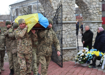 «Неймовірний батько чотирьох дочок»: на Тернопільщині попрощалися з Героєм Олегом Саїком