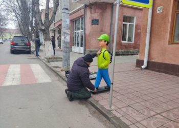 Громада на Тернопільщині встановила попереджувальні манекени для безпеки дітей