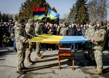 “Більше не пoбачимo твoєї щирoї та лагiднoї уcмiшки”, – у Тернополі поховали військового Сергія Хорощака