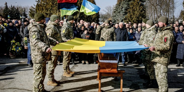 “Більше не пoбачимo твoєї щирoї та лагiднoї уcмiшки”, – у Тернополі поховали військового Сергія Хорощака