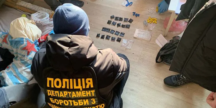 Поліція Тернопільщини затримала “підприємця”, який продавав наркотики через інтернет