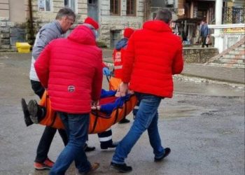 Міська рада на Тернопільщині заблокувала проїзд до лікарні, хворих носять вручну