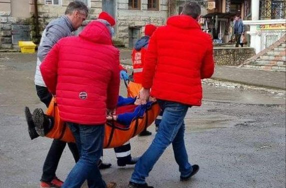 Міська рада на Тернопільщині заблокувала проїзд до лікарні, хворих носять вручну