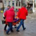 Міська рада на Тернопільщині заблокувала проїзд до лікарні, хворих носять вручну