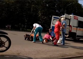 В громаді на Тернопільщині автівка переїхала жінку, коли та перебігала дорогу