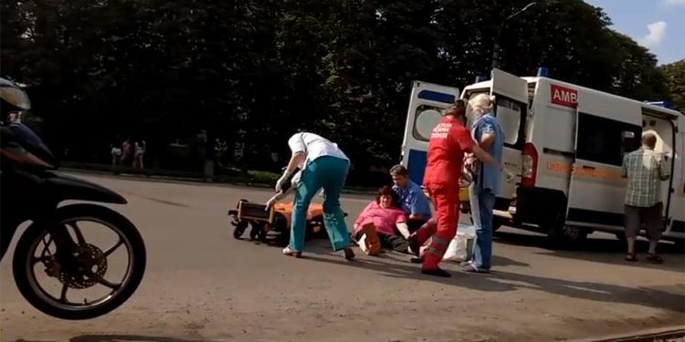 В громаді на Тернопільщині автівка переїхала жінку, коли та перебігала дорогу