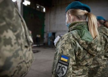 Жителям Тернопільщини пояснили, жінки якої професії повинні будуть стати на військовий облік