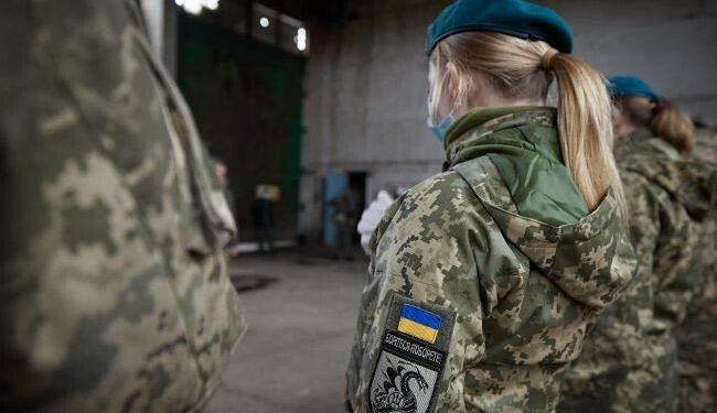 Жителям Тернопільщини пояснили, жінки якої професії повинні будуть стати на військовий облік