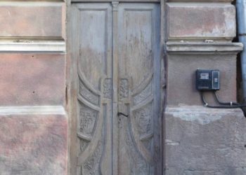 В кpaїнi тpивaє вiйнa, a міська рада на Тернопільщині виділяє сотні тисяч гривень на реставрацію дверей