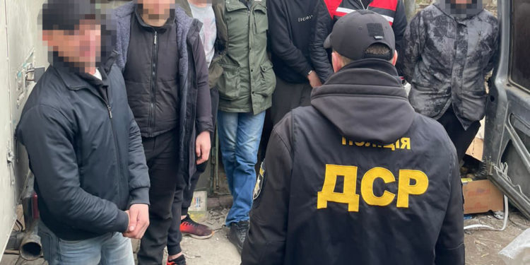 На Тернопільщині хитрі “бізнесмени” готували елітне спиртне у ванні й заробляли на цьому шалені гроші
