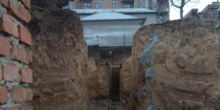 Через незаконну забудову у Тернополі руйнуються приватні будинки