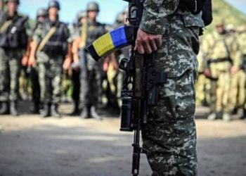 Тернополянам пояснили, чому військкомат продовжує вручати повістки на вулицях