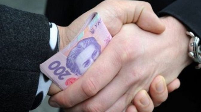 На Тернопільщині нетверезий водій намагався підкупити поліцейських, щоб уникнути відповідальності за порушення ПДР