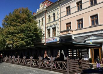 Дві киянки опинилися в лікарні через страви відомого тернопільського закладу