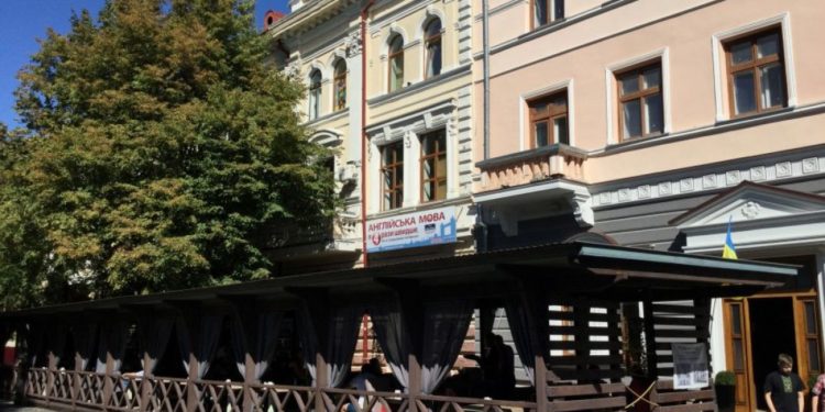 Дві киянки опинилися в лікарні через страви відомого тернопільського закладу