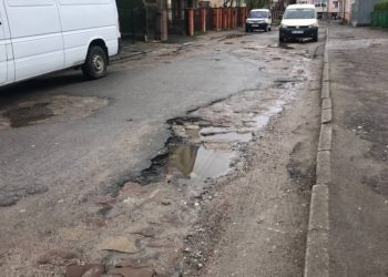 Тернополяни вимагають від міської влади негайно відремонтувати вулицю, про яку комунальники “забувають” роками