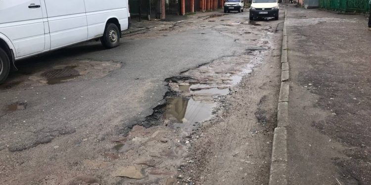 Тернополяни вимагають від міської влади негайно відремонтувати вулицю, про яку комунальники “забувають” роками