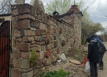 У Тернополі водоканал не може дістатися до комунікацій через величезний паркан біля приватного будинку