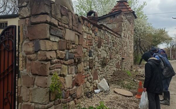 У Тернополі водоканал не може дістатися до комунікацій через величезний паркан біля приватного будинку