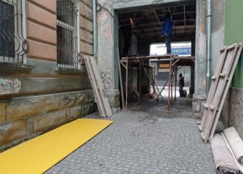 Тернопільські комунальники не можуть вирішити, як правильно відреставрувати арку в центрі міста