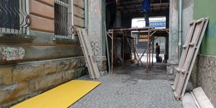 Тернопільські комунальники не можуть вирішити, як правильно відреставрувати арку в центрі міста