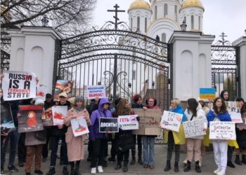 Тернополяни знову протестують біля храму УПЦ МП