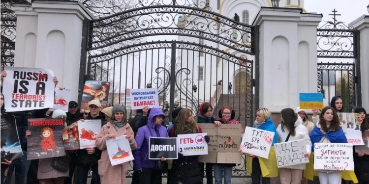Тернополяни знову протестують біля храму УПЦ МП