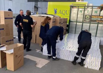 В Румунії зупинили вантажівку відомого українського бренду “Рошен”, яка перевозила десятки тисяч контрабандних цигарок