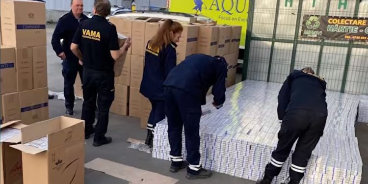 В Румунії зупинили вантажівку відомого українського бренду “Рошен”, яка перевозила десятки тисяч контрабандних цигарок